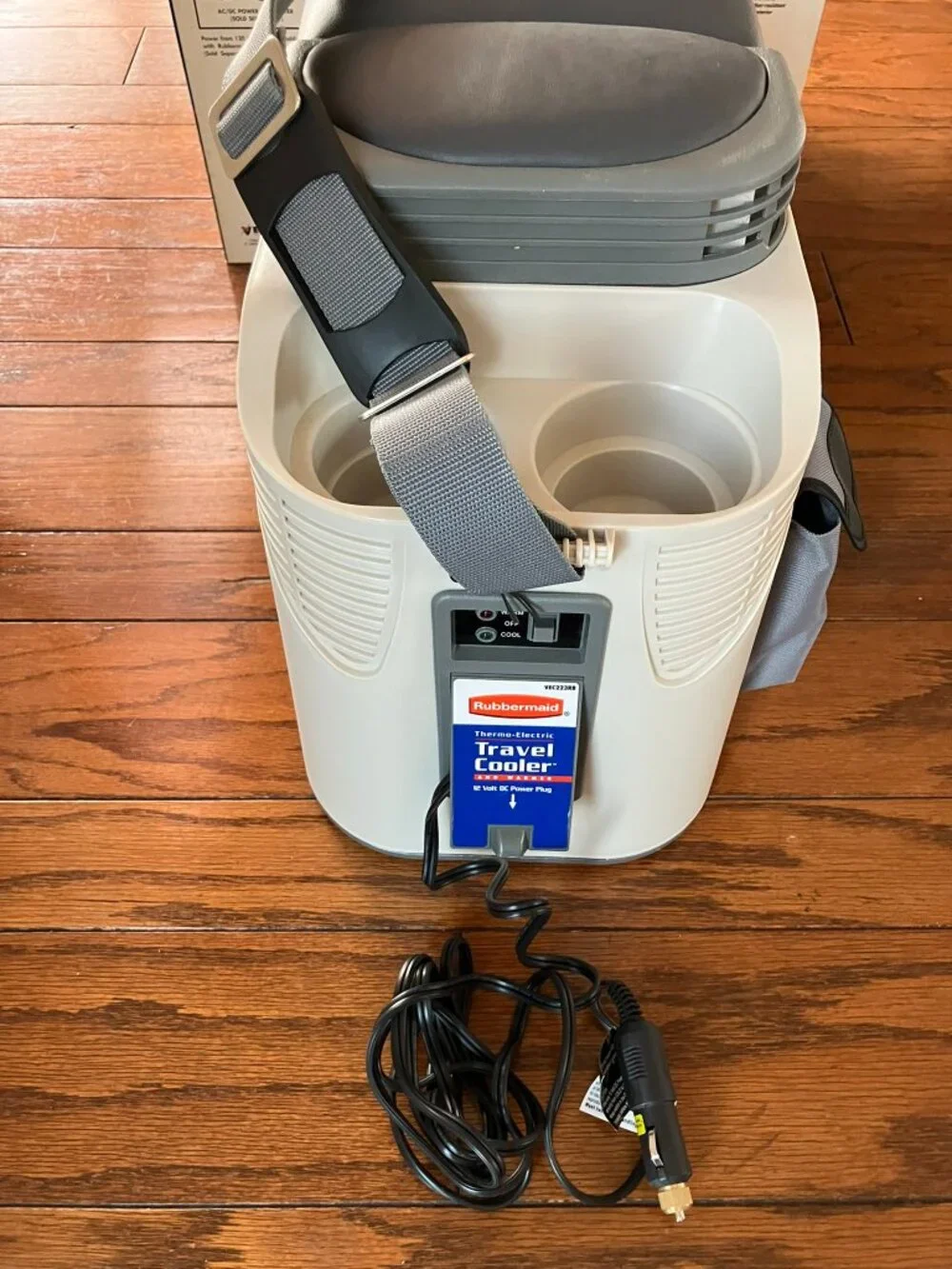 Rubbermaid Thermo-Electric Travel Cooler & Warmer VEC223RB + AC/DC converter